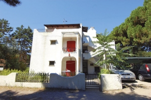 Apartm�n - v 1. pat�e vilky vzd�len� 250m od mo�e, parkov�n� pro 1 auto u 
objektu