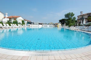 Apartm�n - 
v bl�zkosti se nach�z� minigolf, koloto�e, p�j�ovna kol a ve�ern� trh