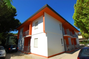 Apartm�n - v klidn� vilov� �tvrti, 150m od pl�e, spole�n� zahrada